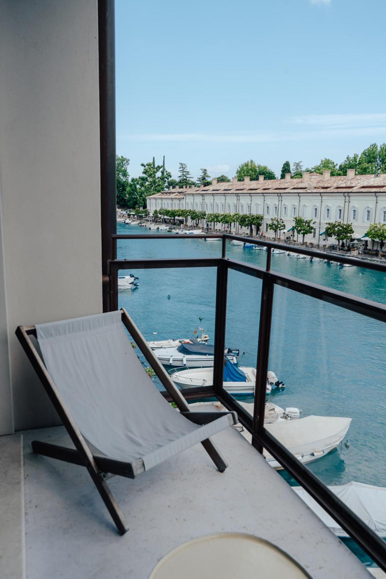 C House Rooms Lake Πεσκιέρα ντελ Γκάρντα Εξωτερικό φωτογραφία