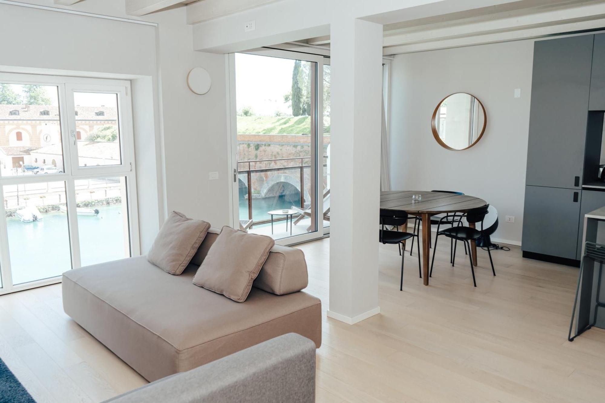 C House Rooms Lake Πεσκιέρα ντελ Γκάρντα Εξωτερικό φωτογραφία