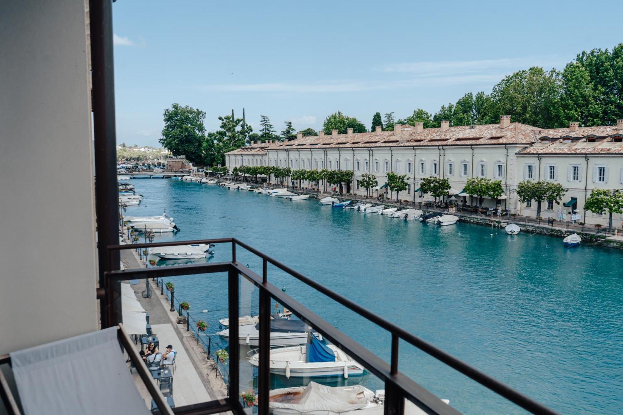 C House Rooms Lake Πεσκιέρα ντελ Γκάρντα Εξωτερικό φωτογραφία