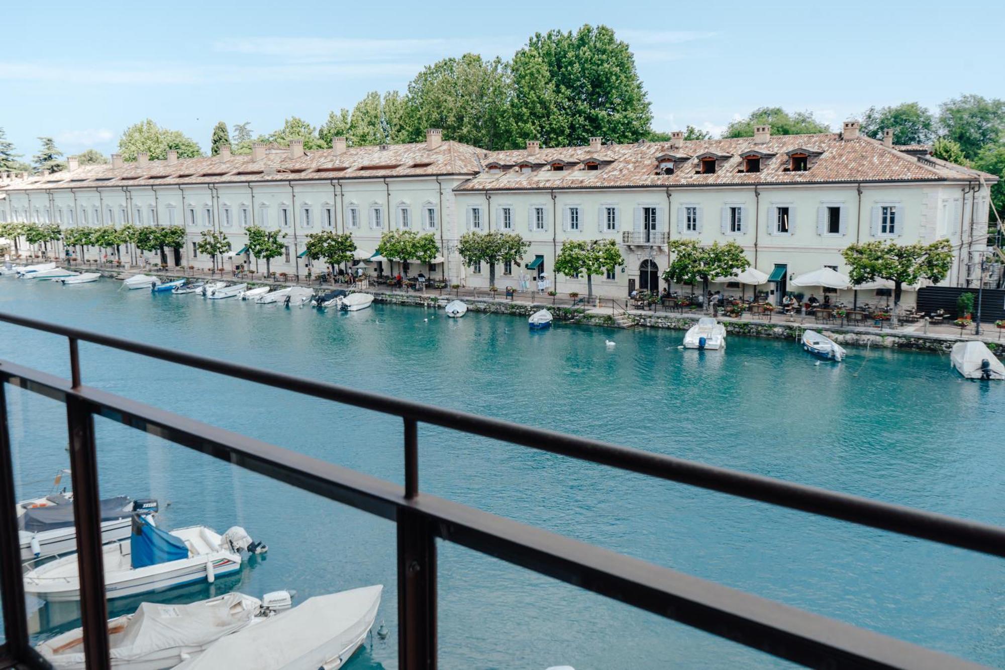 C House Rooms Lake Πεσκιέρα ντελ Γκάρντα Εξωτερικό φωτογραφία