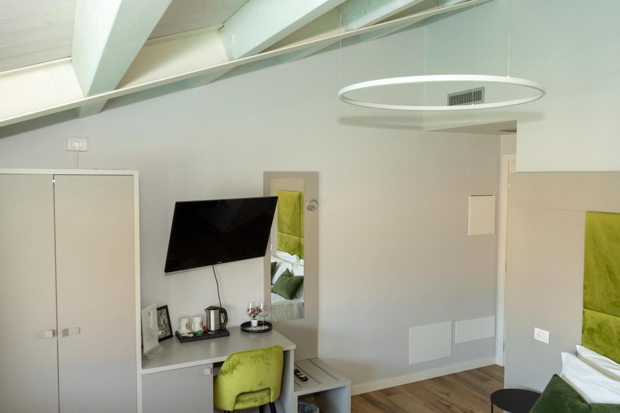 C House Rooms Lake Πεσκιέρα ντελ Γκάρντα Εξωτερικό φωτογραφία