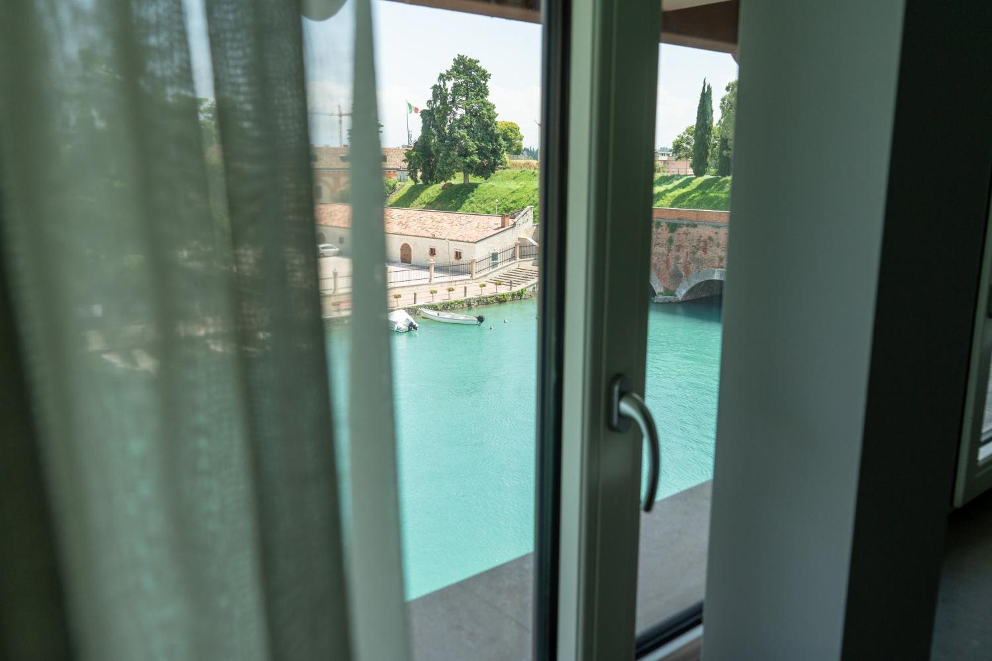C House Rooms Lake Πεσκιέρα ντελ Γκάρντα Εξωτερικό φωτογραφία