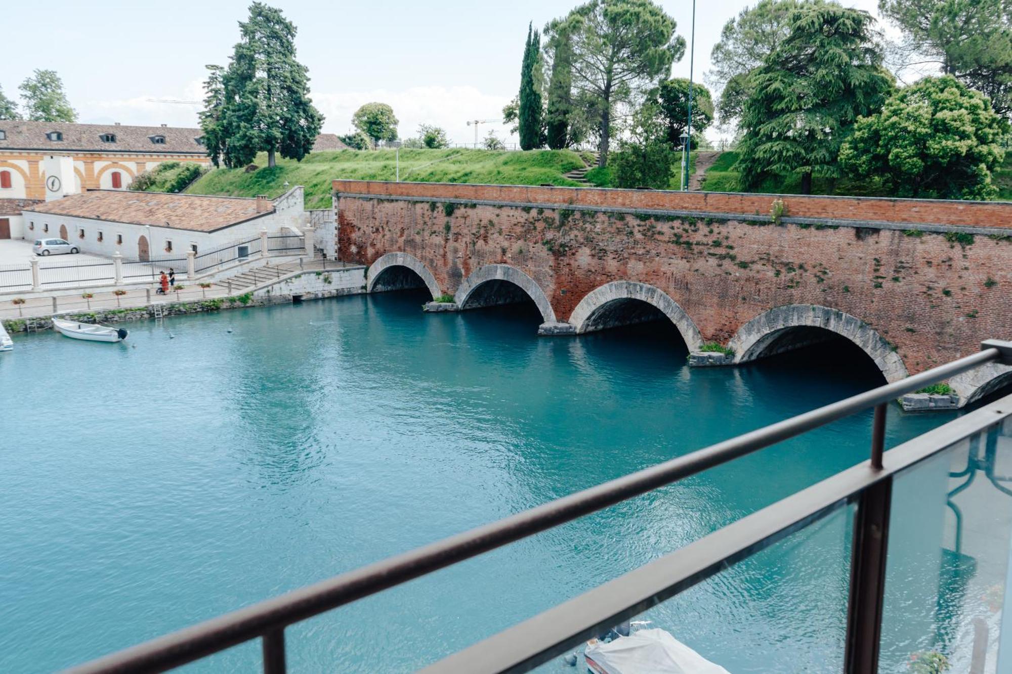 C House Rooms Lake Πεσκιέρα ντελ Γκάρντα Εξωτερικό φωτογραφία